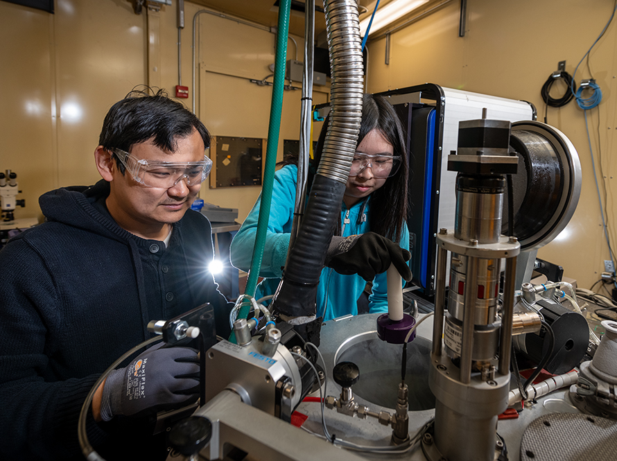 Staff Scientist works with intern at the Advanced Light Source.