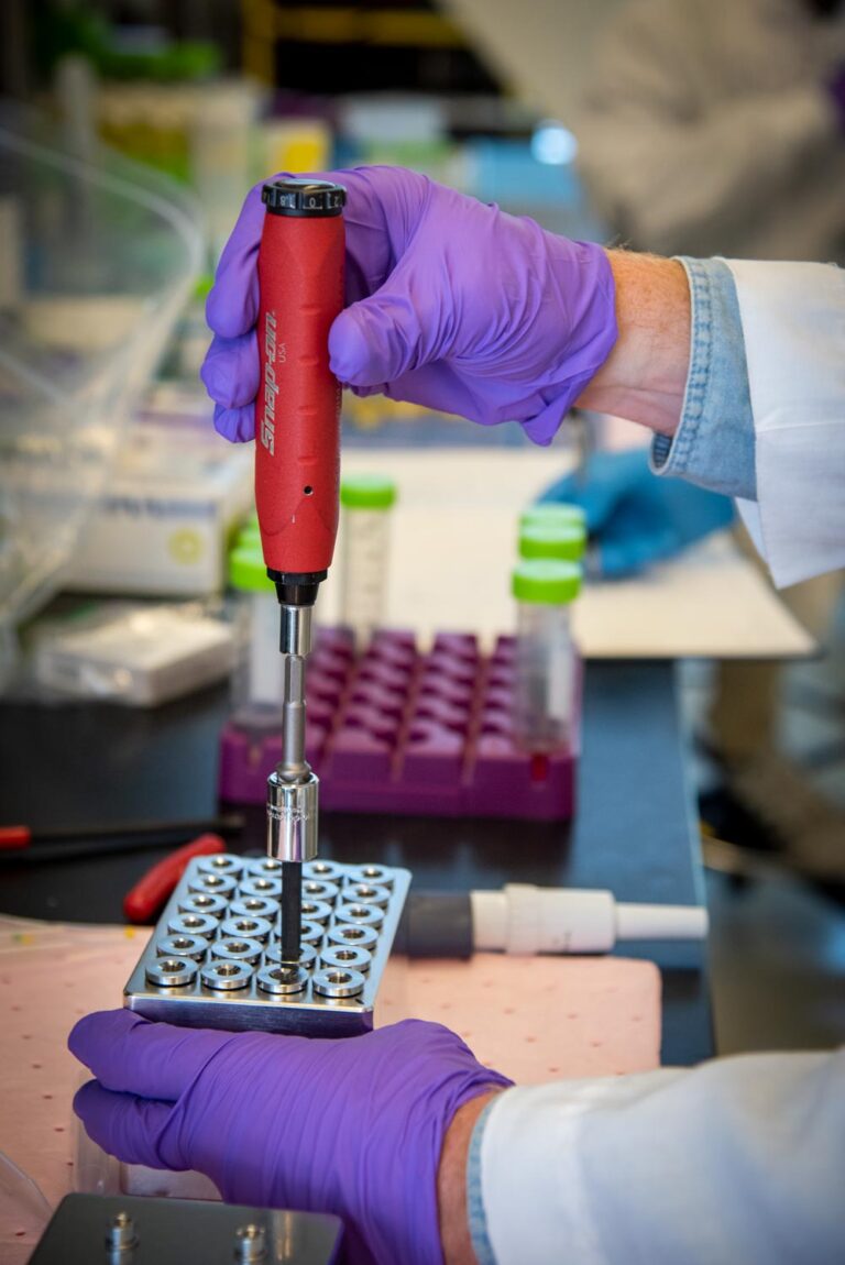 A torque screwdriver is used to control the applied torque and achieve a proper seal for each well. 